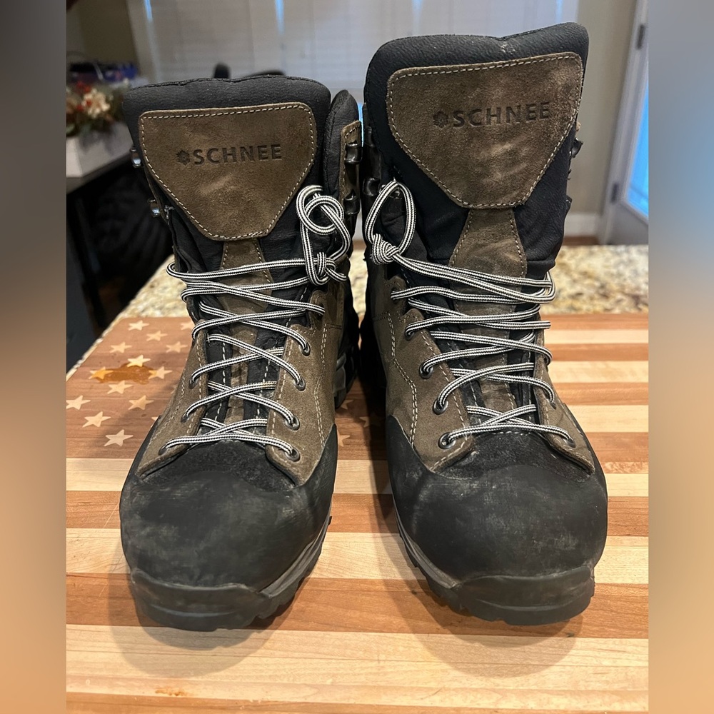 Schnee Kestrel Brown and Black Hiking Boots - Men Size 7